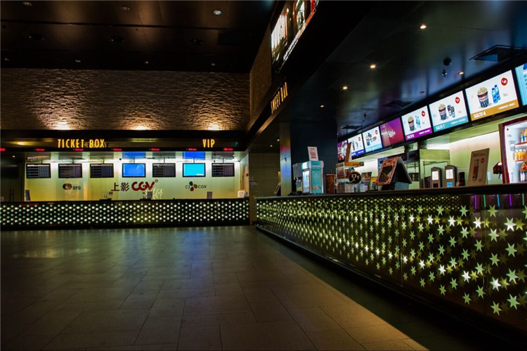 【最新案例】演繹完美相遇！優(yōu)色高清液晶廣告機(jī)亮相連鎖影院！