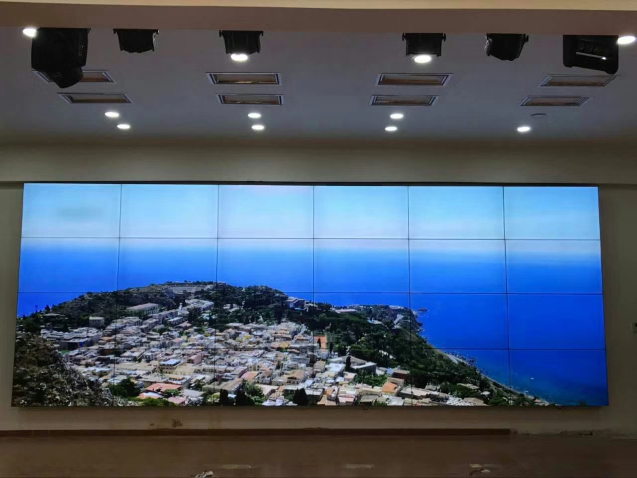 當你遇到需要移動液晶拼接屏幕時，你必須移動來做到這一點